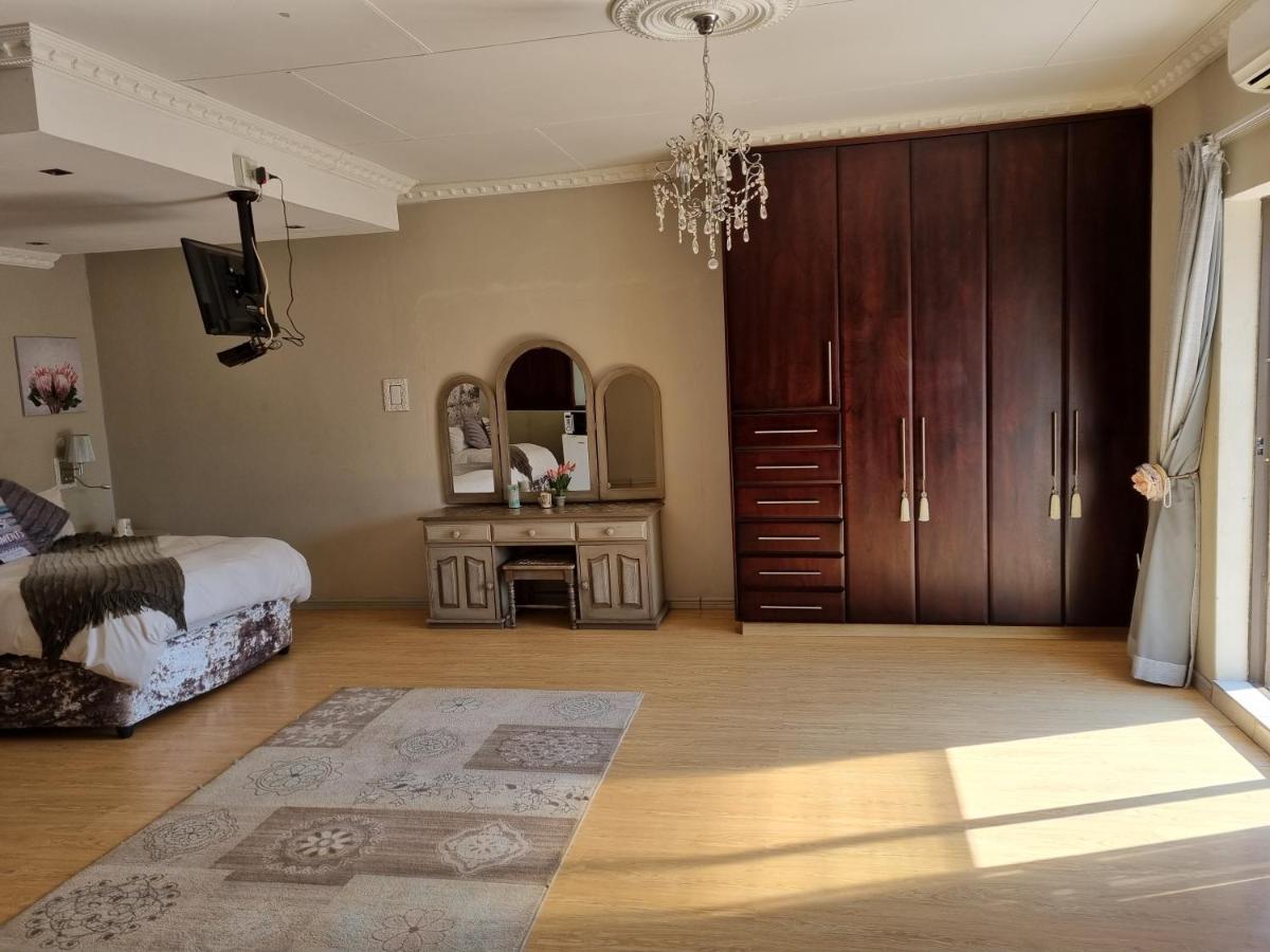 @Home Guest House Zeerust Extérieur photo