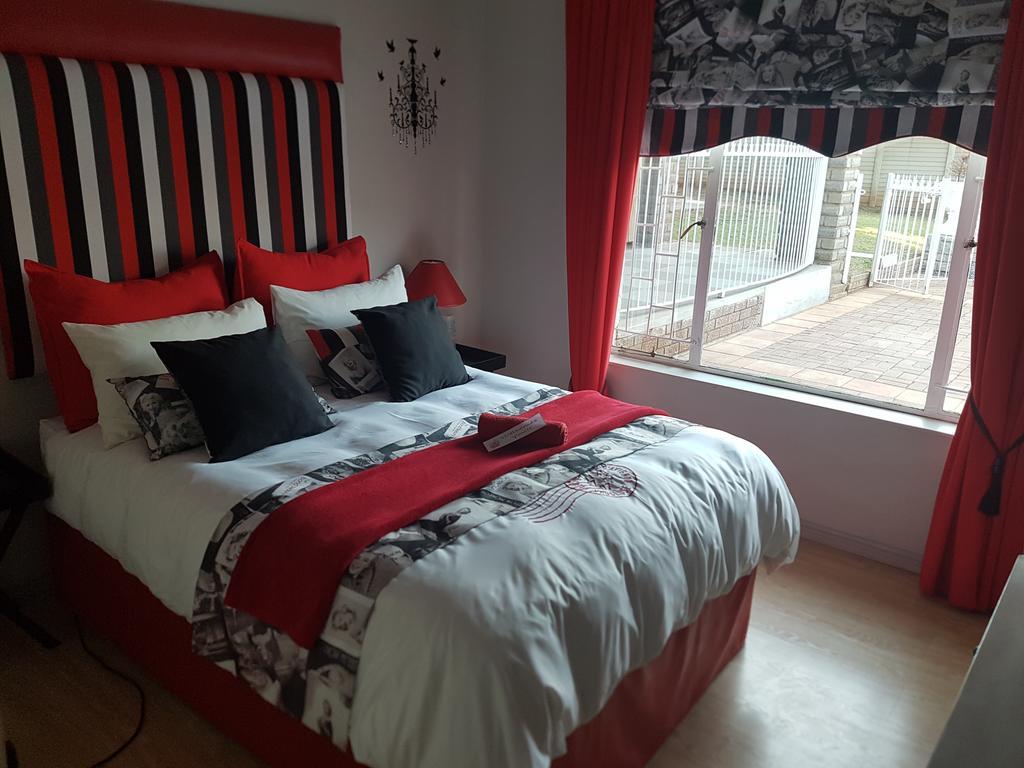 @Home Guest House Zeerust Extérieur photo